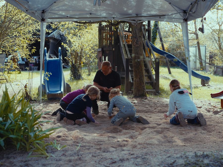 Kinder graben im Sand des Schürfplatzes der Flauschfarm